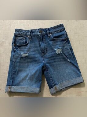 Vera Wang Mid-Blue Denim Shorts with Contrast Stitching